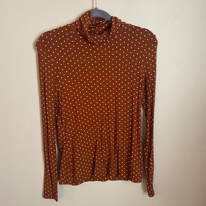 H&M rust and white spotted turtleneck - size small